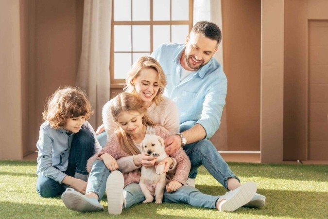 A presença de um pet em casa estimula empatia, responsabilidade e afeto nas crianças (Imagem: LightField Studios | Shutterstock) -  (crédito: EdiCase)