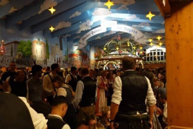 Ex-Bayern se envolve em confusão com torcedores do clube alemão durante a Oktoberfest -  (crédito: Foto: Reprodução)