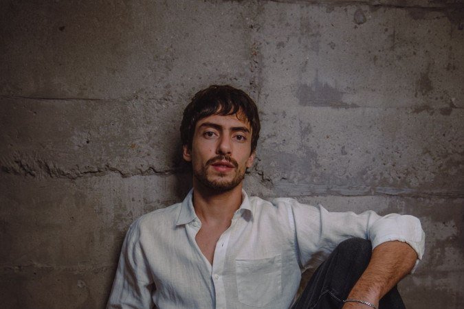 Do vilão ao herói: Jaffar Bambirra fez o papel do maníaco Téo em Dias perfeitos e agora interpreta um socorrista na série médica Emergência 53 -  (crédito: Marina Maux)