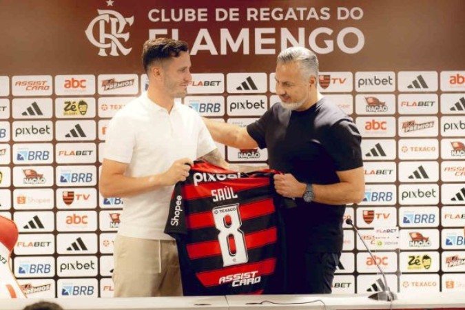 Saúl Ñíguez ao lado de José Boto em sua apresentação no Flamengo - (crédito: Foto: Adriano Fontes/Flamengo) Saúl Ñíguez ao lado de José Boto em sua apresentação no Flamengo - (crédito: Foto: Adriano Fontes/Flamengo)