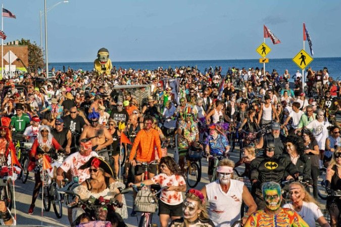  Thousands of revelers wearing creative ...zombie... attire and face paint participate in the Fantasy Fest Zombie Bike Ride in Key West, Florida. The 2025 ride is scheduled for Sunday, October 19, and is one of several dozen events during the island city...s 10-day Fantasy Fest costuming and masking celebration held each October. FOR EDITORIAL USE ONLY (Carol Tedesco/Florida Keys News Bureau)
     -  (crédito:  Carol Tedesco)