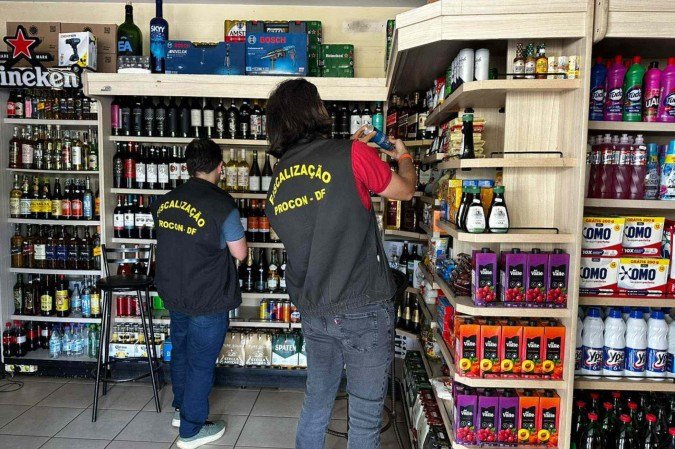 Fiscais do Procon realizam inspeção em distribuidora no Sudoeste -  (crédito: Mila Ferreira)