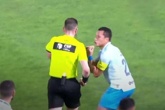 Momento onde Marlon reclama de pênalti marcado que determinou derrota da equipe gaúcha -  (crédito: Foto: Reprodução)