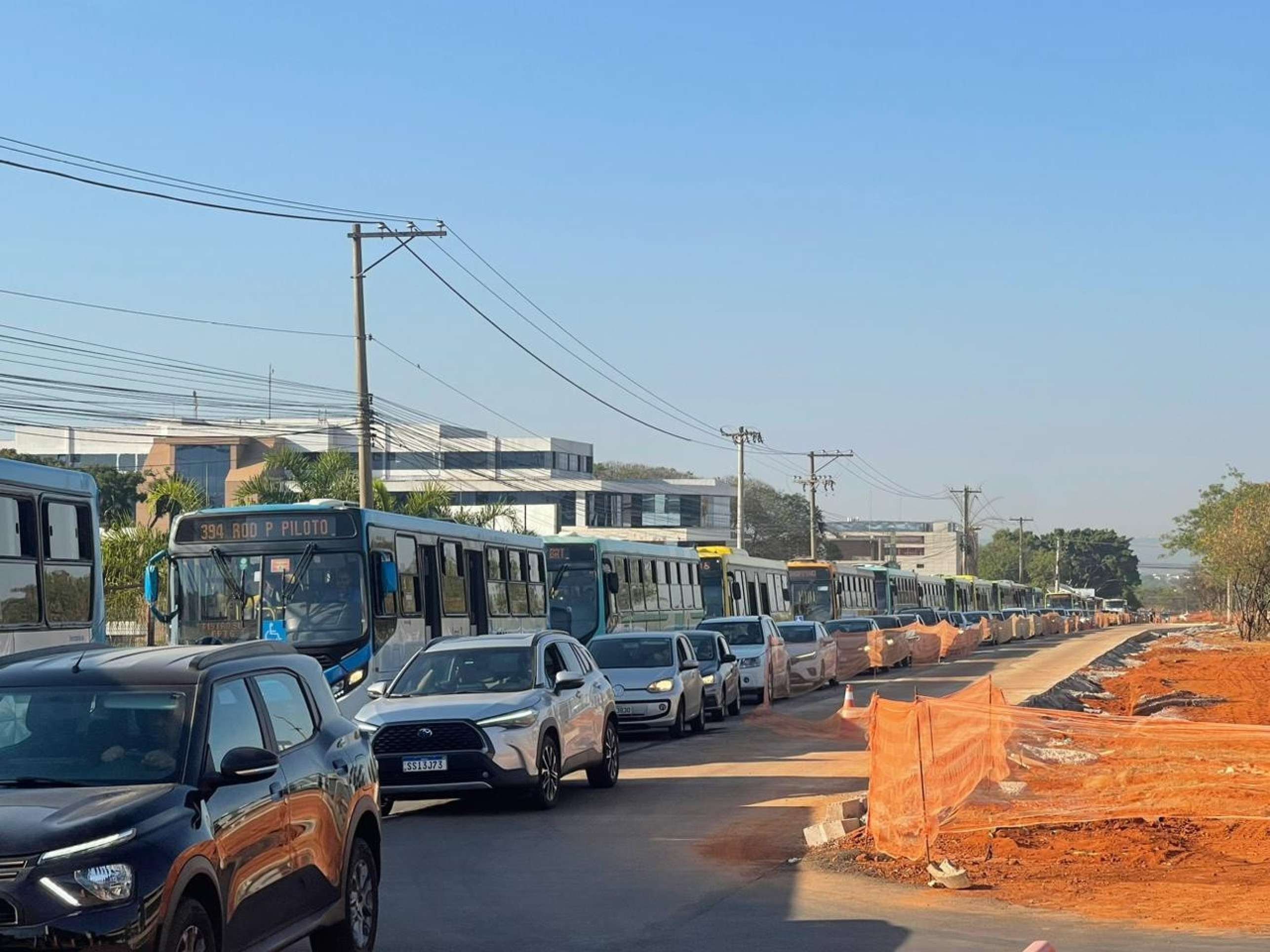 Colisão entre carro e ônibus causa congestionamento na EPIG