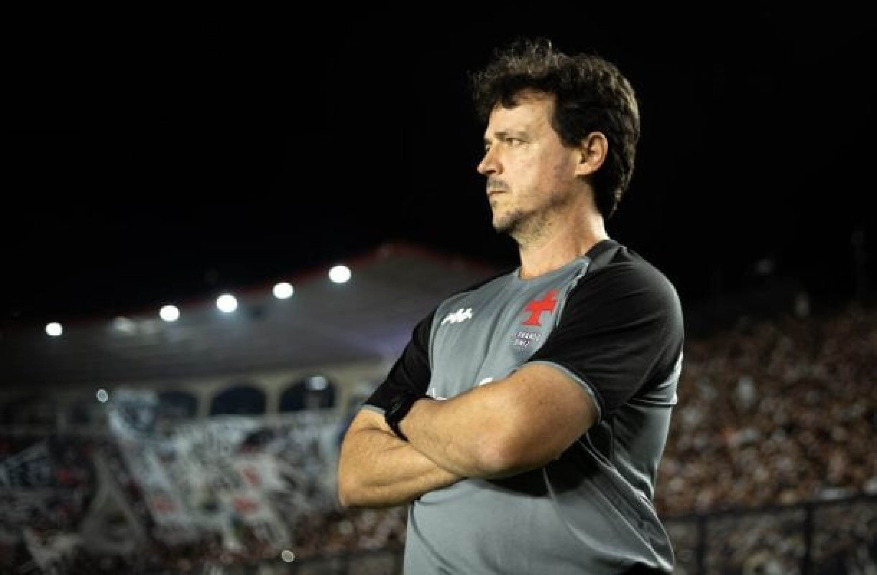 Diniz completa um turno no Vasco com melhor ataque e quarta pior defesa