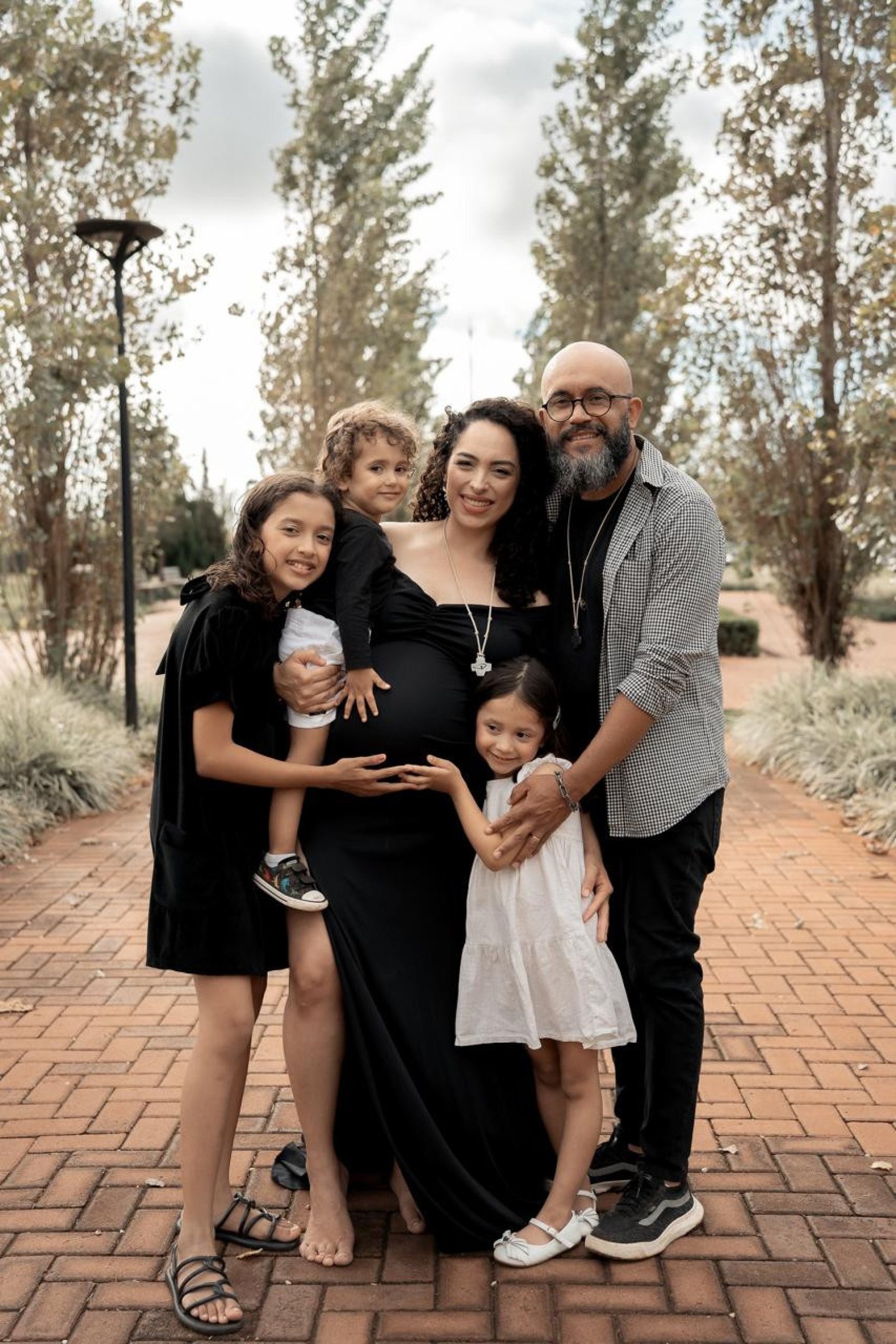 Adriano Castro com a esposa,Aline, e os filhos, MariaLuiza, Eliezer, Maria Júliae Francisco (na barriga)