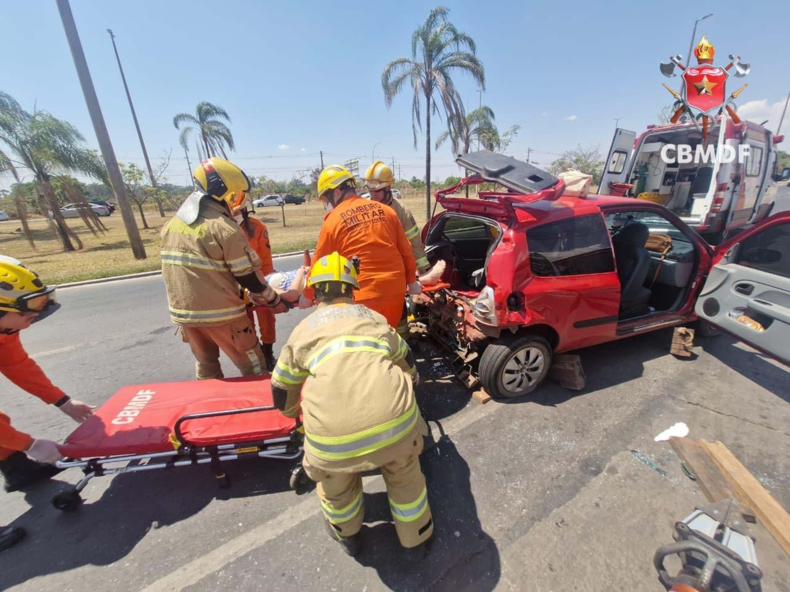 Acidente envolvendo carro e ônibus deixa uma pessoa ferida em Samambaia