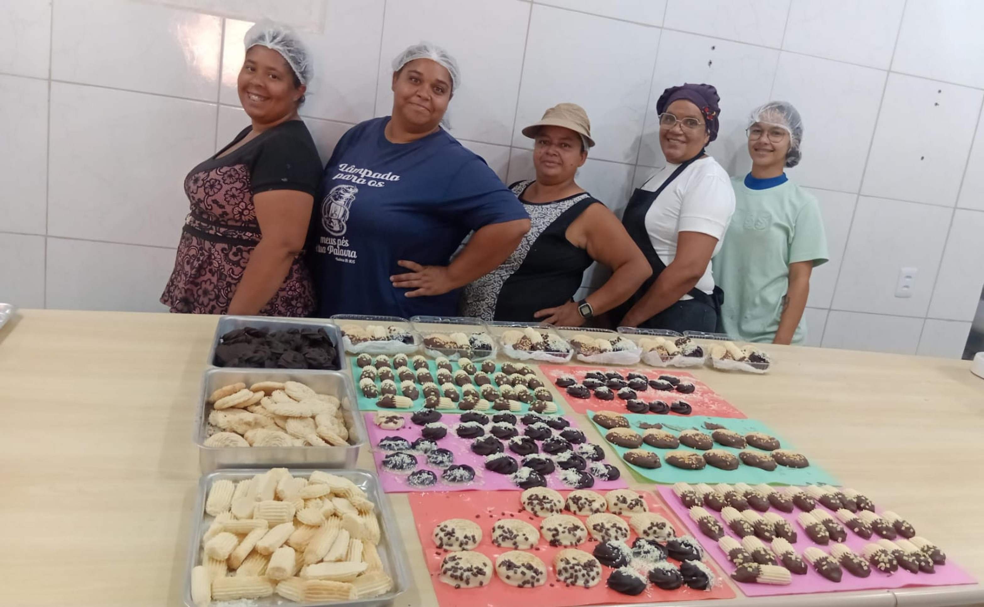 Participantes do Instituto Mulheres Criativas produzem pães, bolos, doces e biscoitos Mulheres do Instituto durante ações do Cozinha Solidária