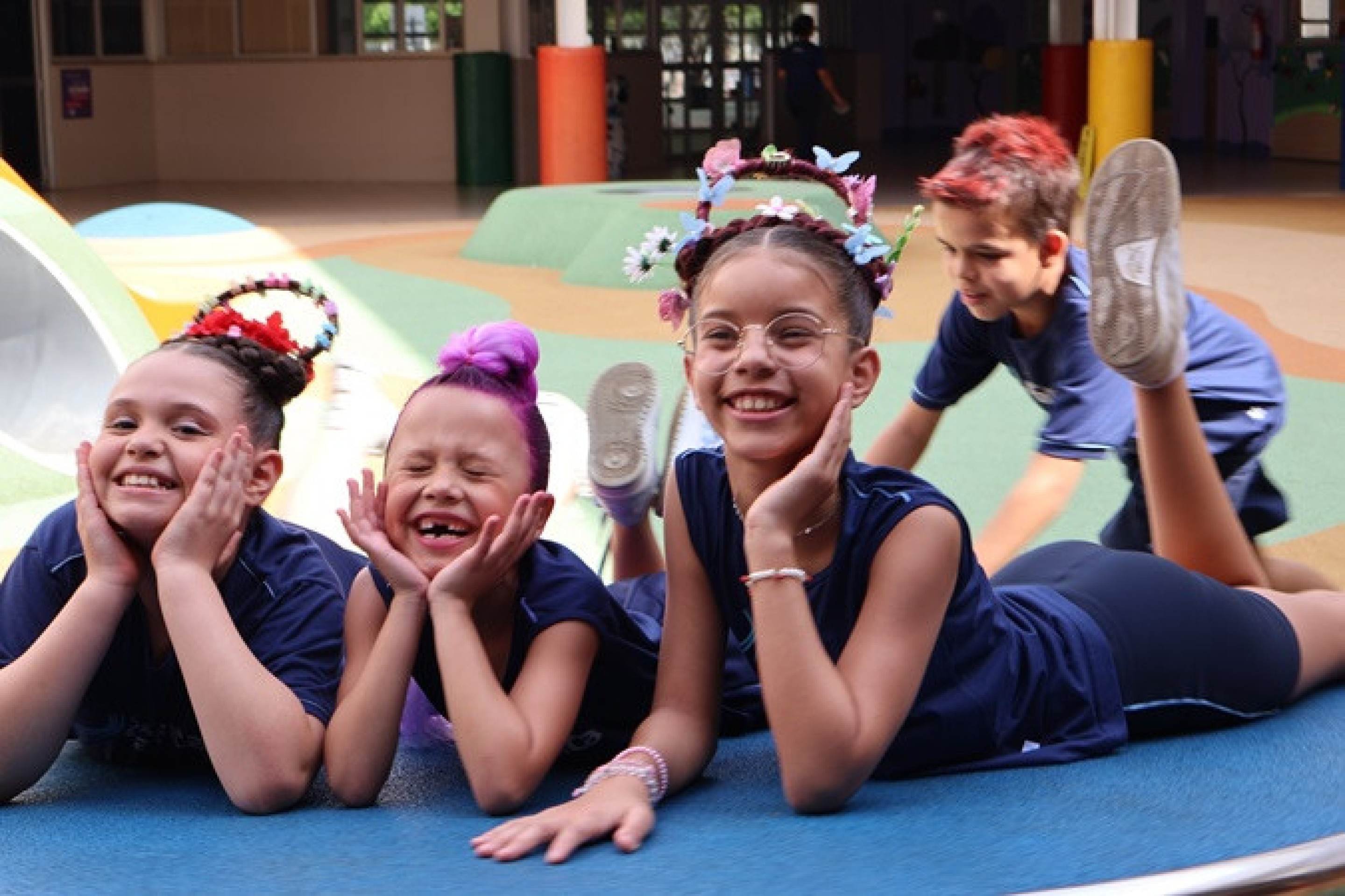 Dia do cabelo maluco: alunos de colégio do DF capricham em penteados criativos