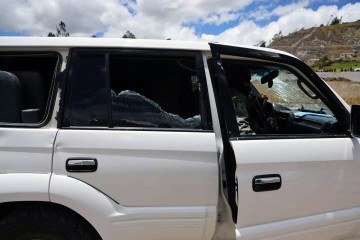 Esta foto divulgada pela Presidência Equatoriana mostra um dos veículos da comitiva que transportava o presidente do Equador, Daniel Noboa, que foi atacado a tiros em Cañar, Equador, em 7 de outubro de 2025       -  (crédito: HANDOUT / Ecuadorian Presidency / AFP)