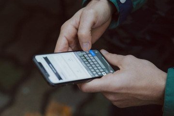 A principal razão que pode fazer um celular explodir é o superaquecimento da bateria. Ao portal G1, Gabrielle Silva, do Instituto dos Engenheiros Elétricos e Eletrônicos (IEEE) explicou que a bateria de íon-lítio é sensível. 'O calor gerado pela bateria é maior do que pode ser dissipado, levando à combustão', afirmou.
 -  (crédito: freestocks Unsplash)