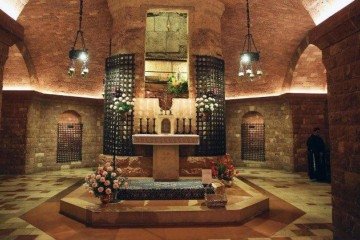 Segundo o Vatican News, 'o corpo de São Francisco será removido de seu túmulo, localizado na cripta, e depositado aos pés do altar papal da igreja inferior da Basílica de São Francisco' -  (crédito: Sala Stampa Sacro Convento Assisi)