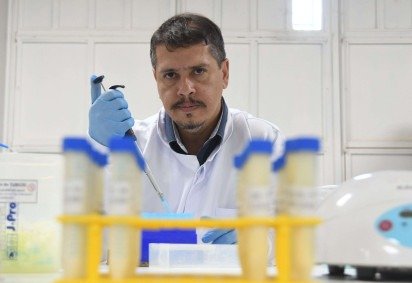 Octávio e mais sete pesquisadores descobriram  princípio ativo que deu origem a um creme antienvelhecimento de sucesso internacional -  (crédito: Ed Alves)