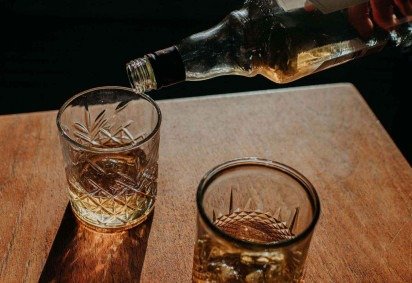 Bar Ministrão foi fechado em São Paulo por suspeita de metanol na bebida -  (crédito: Nelson Almeida/AFP via Getty Images)