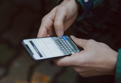 A principal razão que pode fazer um celular explodir é o superaquecimento da bateria. Ao portal G1, Gabrielle Silva, do Instituto dos Engenheiros Elétricos e Eletrônicos (IEEE) explicou que a bateria de íon-lítio é sensível. 'O calor gerado pela bateria é maior do que pode ser dissipado, levando à combustão', afirmou.
 -  (crédito: freestocks Unsplash)