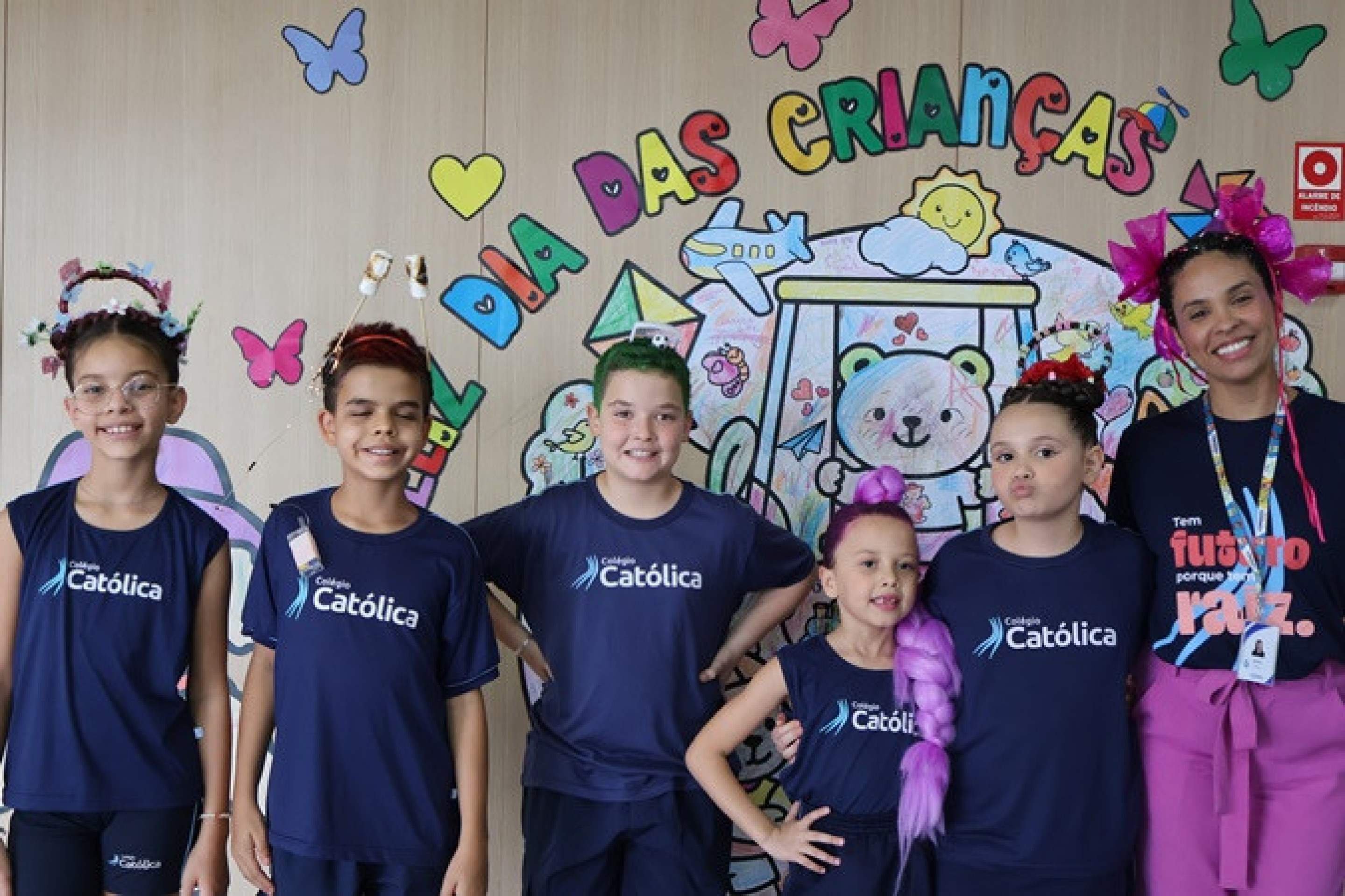 Imagem mostra os alunos Isis, Maria Luiza ,Giovana, Pedro e Danton, ao lado da professora Ingrid Paz dos Anjos