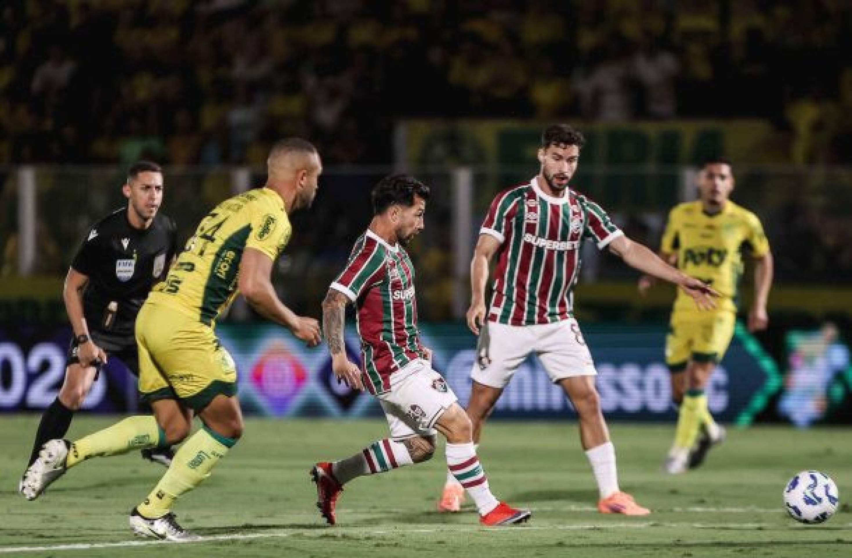 Fluminense vacila no fim e perde para o Mirassol, que tira o Botafogo do G4