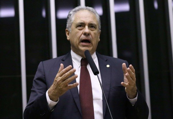 Relator Carlos Zaranttini (PT-SP) fez concessões ao agro e a bancadas, mas o governo não conseguiu os votos necessários -  (crédito: Kayo Magalhães/Câmara dos Deputados)