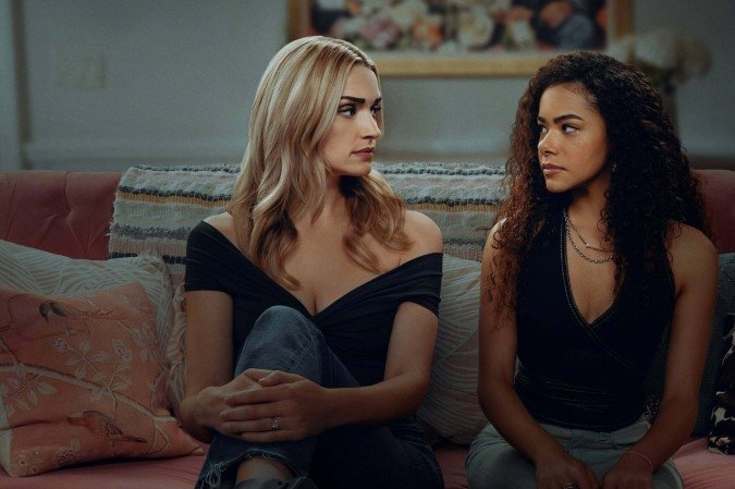 Antonia Gentry e Brianne Howey retomam os papéis de mãe e filha - (crédito: Divulgação / Netflix) Antonia Gentry e Brianne Howey retomam os papéis de mãe e filha - (crédito: Divulgação / Netflix)