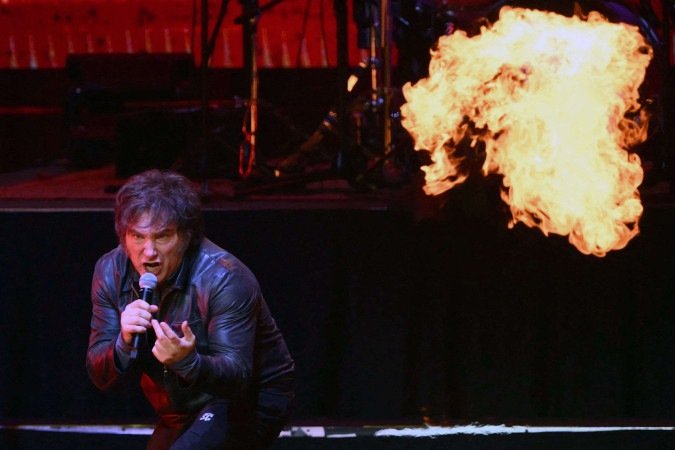 Embora a receita de corte drástico dos gastos públicos tenha  evitado a hiperinflação, a situação financeira da Argentina permanece precária -  (crédito: Luis Robayo/AFP)