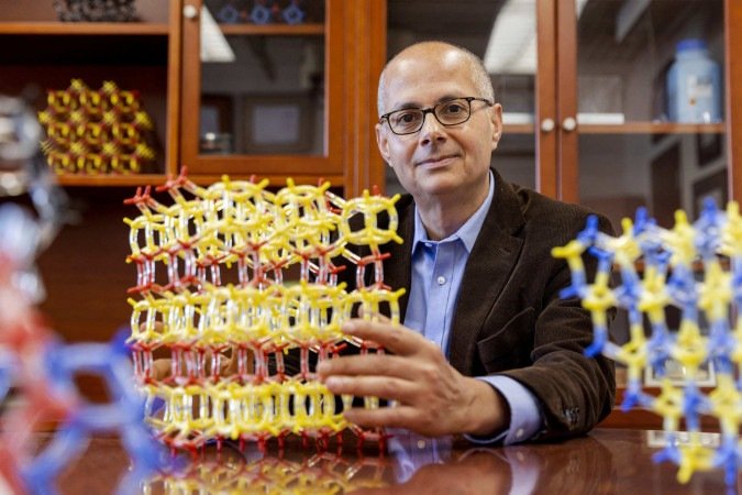 O jordano-americano Omar Yaghi, da Universidade de Berkeley, na Califórnia, mostra uma representação das estruturas metalorgânicas - (crédito: AFP) O jordano-americano Omar Yaghi, da Universidade de Berkeley, na Califórnia, mostra uma representação das estruturas metalorgânicas - (crédito: AFP)