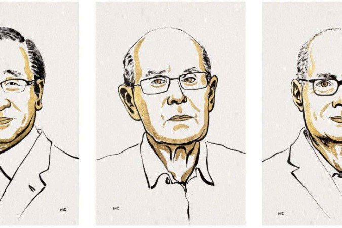 Membros do Comitê do Nobel seguram um modelo de uma estrutura metal-orgânica -  (crédito: Getty Images)