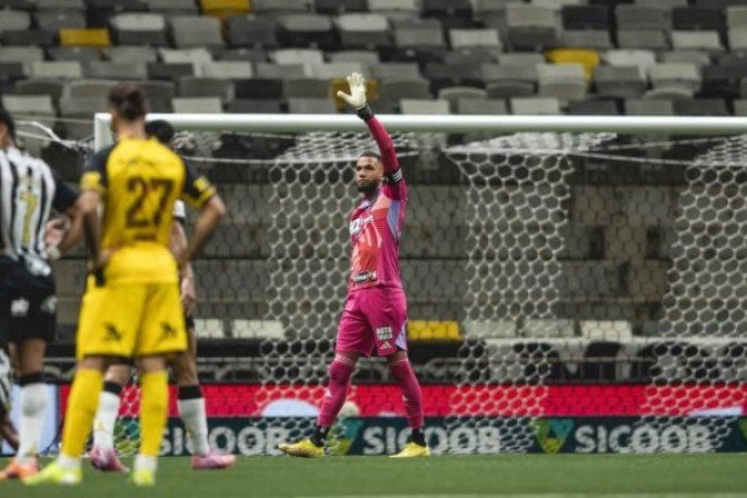 EVERSON - Foi pouco exigido, mas apareceu bem quando foi acionado. No primeiro tempo, defendeu uma cobrança de escanteio venenosa de Atencio. Já na etapa final, voltou a defender um chute do mesmo Atencio. Não teve culpa no gol do Sport. NOTA: 6,0 - Foto: Pedro Souza/Atlético