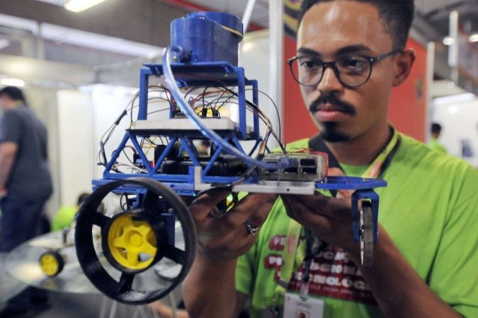 Yuri Mateus mostra a plataforma montada no curso de robótica -  (crédito: Minervino Júnior/CB/D.A.Press)