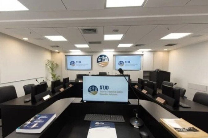 Grêmio considera que houve prejuízo por erros de arbitragem em lances com o zagueiro Kannemann (E) e Marlon (D) -  (crédito: Foto: Lucas Uebel / Grêmio FBPA)