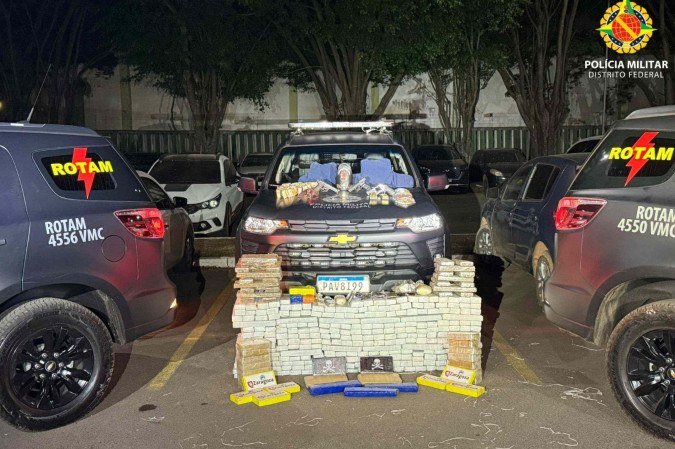 Ação da Polícia Militar do DF apreendeu cinco armas de fogo, munições, entorpecentes e mais de R$ 57 mil em espécie
 -  (crédito: PMDF/Divulgação)