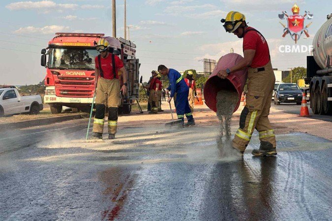 Carreta derrama óleo vegetal na DF-251 e mobiliza Corpo de Bombeiros  -  (crédito: CBMDF/Divulgação)