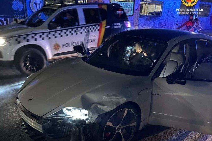 Motorista de Porsche causa acidente, tenta fugir e é preso com drogas em Ceilândia
 -  (crédito: PMDF/Divulgação)