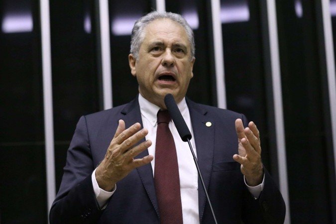 Relator Carlos Zaranttini (PT-SP) fez concessões ao agro e a bancadas, mas o governo não conseguiu os votos necessários -  (crédito: Kayo Magalhães/Câmara dos Deputados)