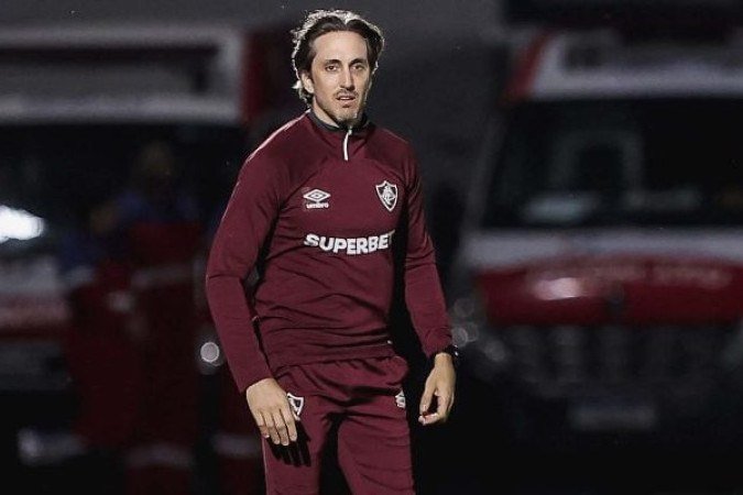 TÉC. LUIS ZUBELDÍA - Conheceu a sua primeira derrota. A equipe explorou contra-ataques no primeiro tempo e teve um gol anulado após revisão do VAR. No segundo tempo, avançou o time, que conseguiu o empate. Depois, desmanchou a linha ofensiva e viu o desempenho da equipe cair. Teve culpa no revés pelas mudanças na segunda etapa. NOTA 5.0 - Foto: Marcelo Gonçalves/Fluminense