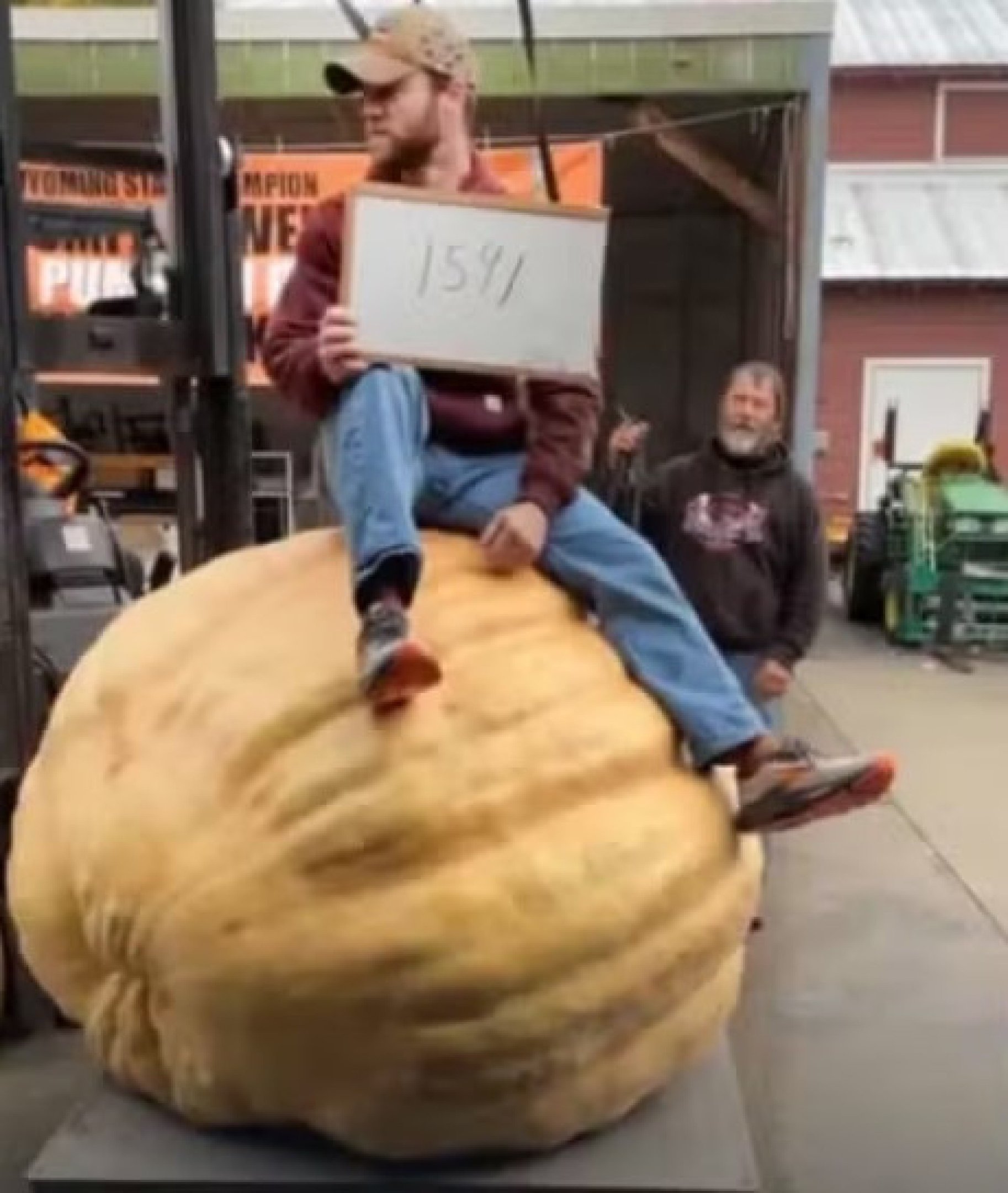 Norte-americano quebra recorde com abóbora de 721 kg
