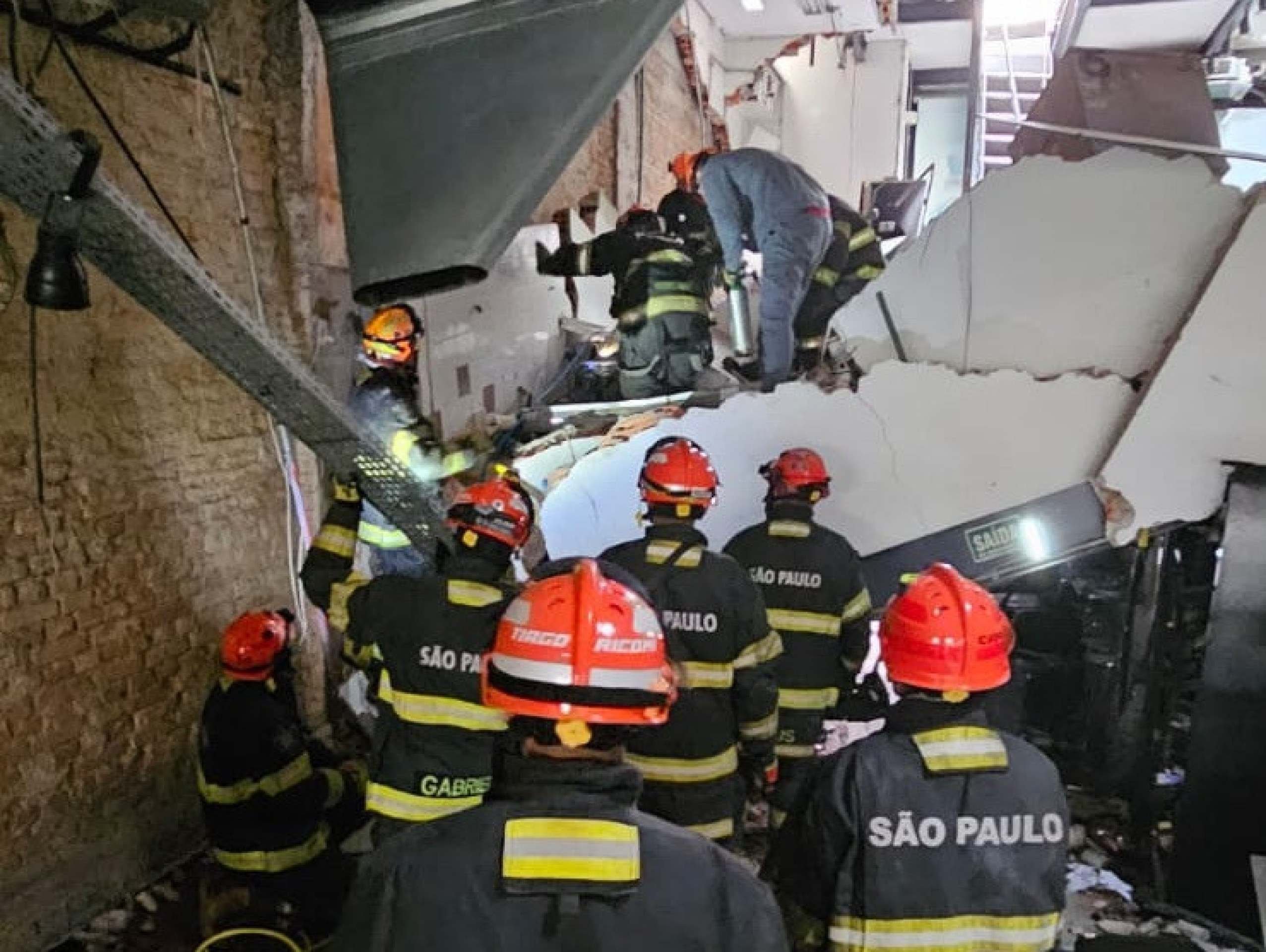 Bombeiros confirmam morte de mulher após desabamento em restaurante