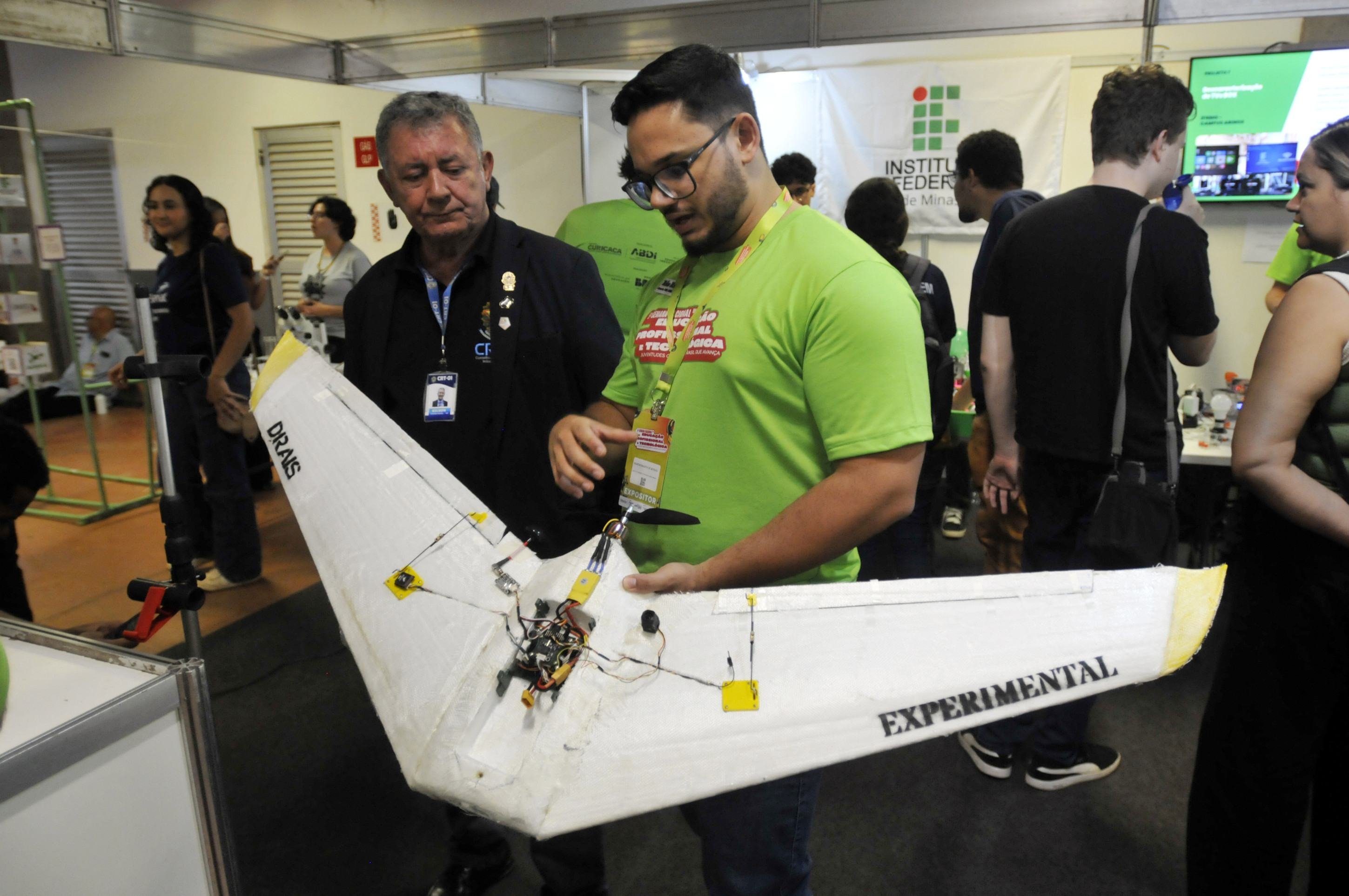 Gustavo Gusmão mostra o drone feito de material reciclável