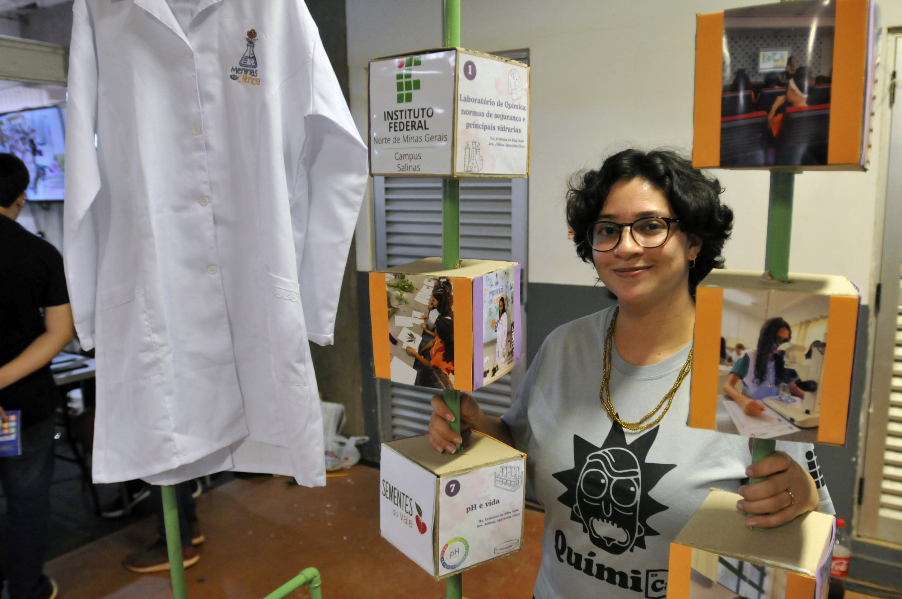 Kethlen mostra o resultado do projeto 