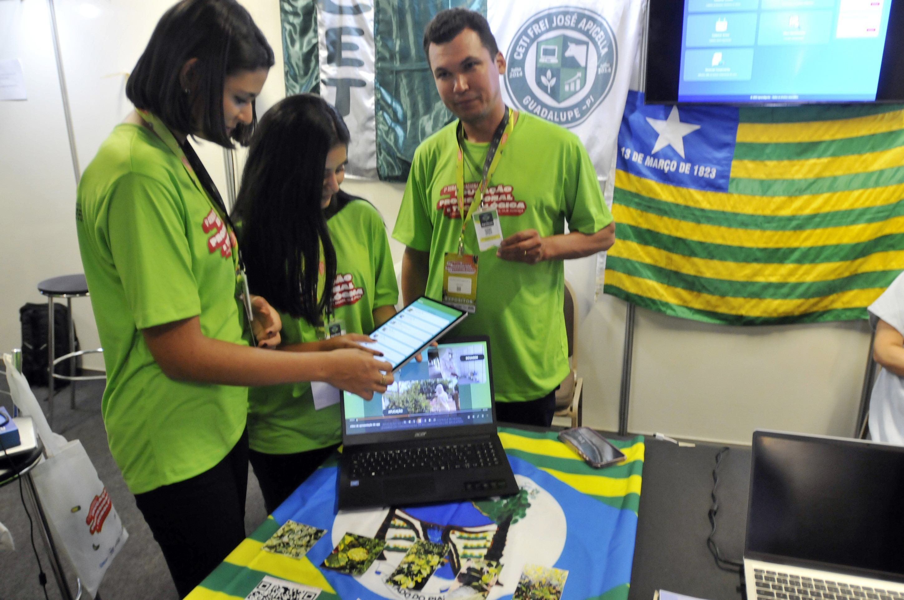 Raimundo Nonato, Lara Sophia e Maysa Lemos demonstram como funciona o app Agroscan