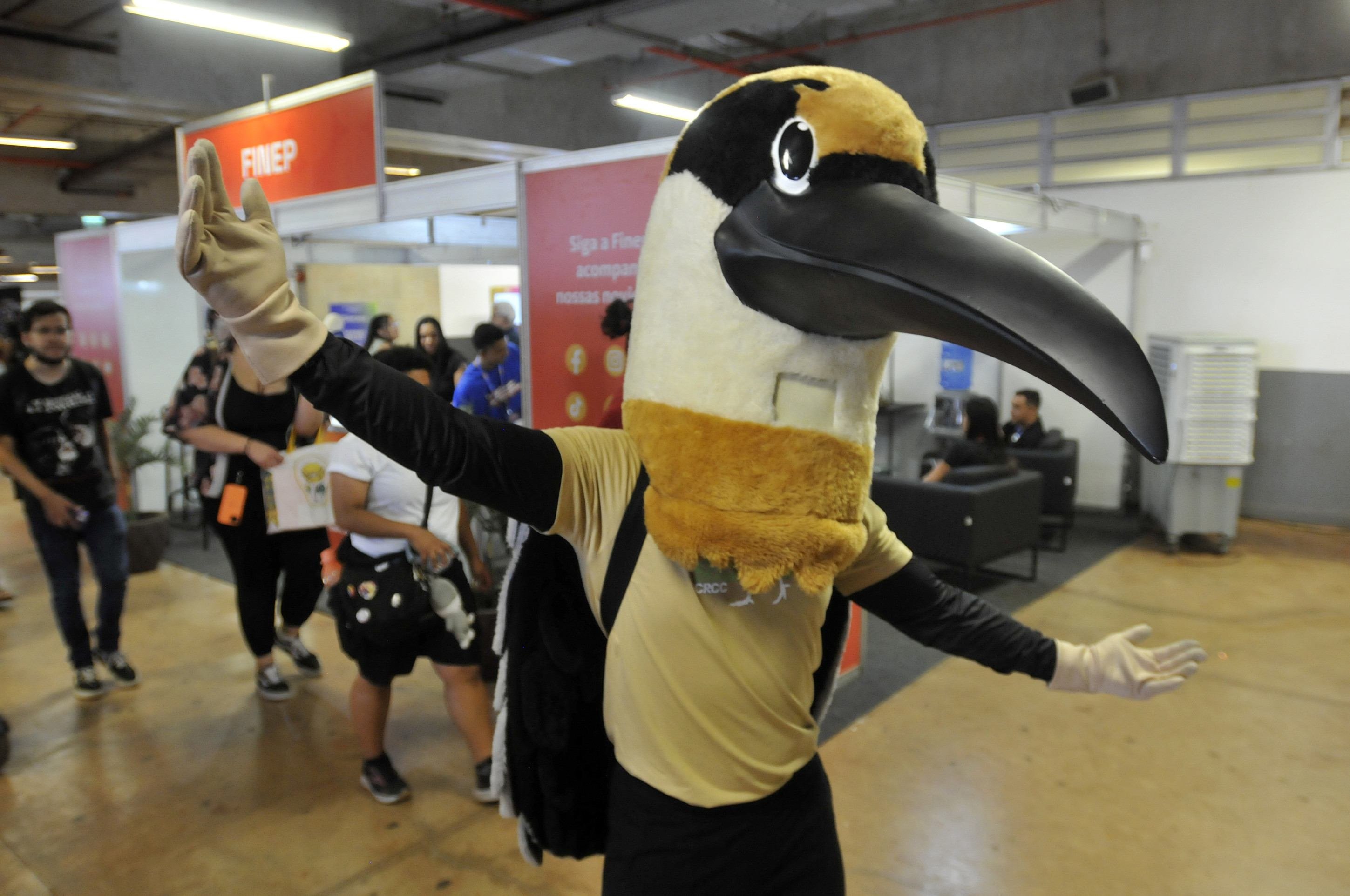 O mascote do festival driblou o calor para fazer a alegria dos visitantes