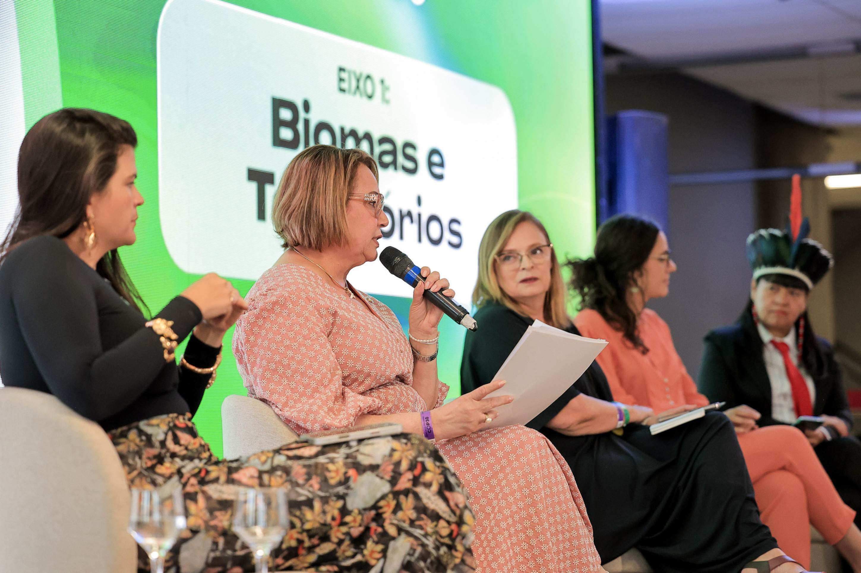 Denise Rothenburg interage com parlamentares durante o painel sobre biomas e territórios, um dos destaques da Bancada Feminina na COP 30