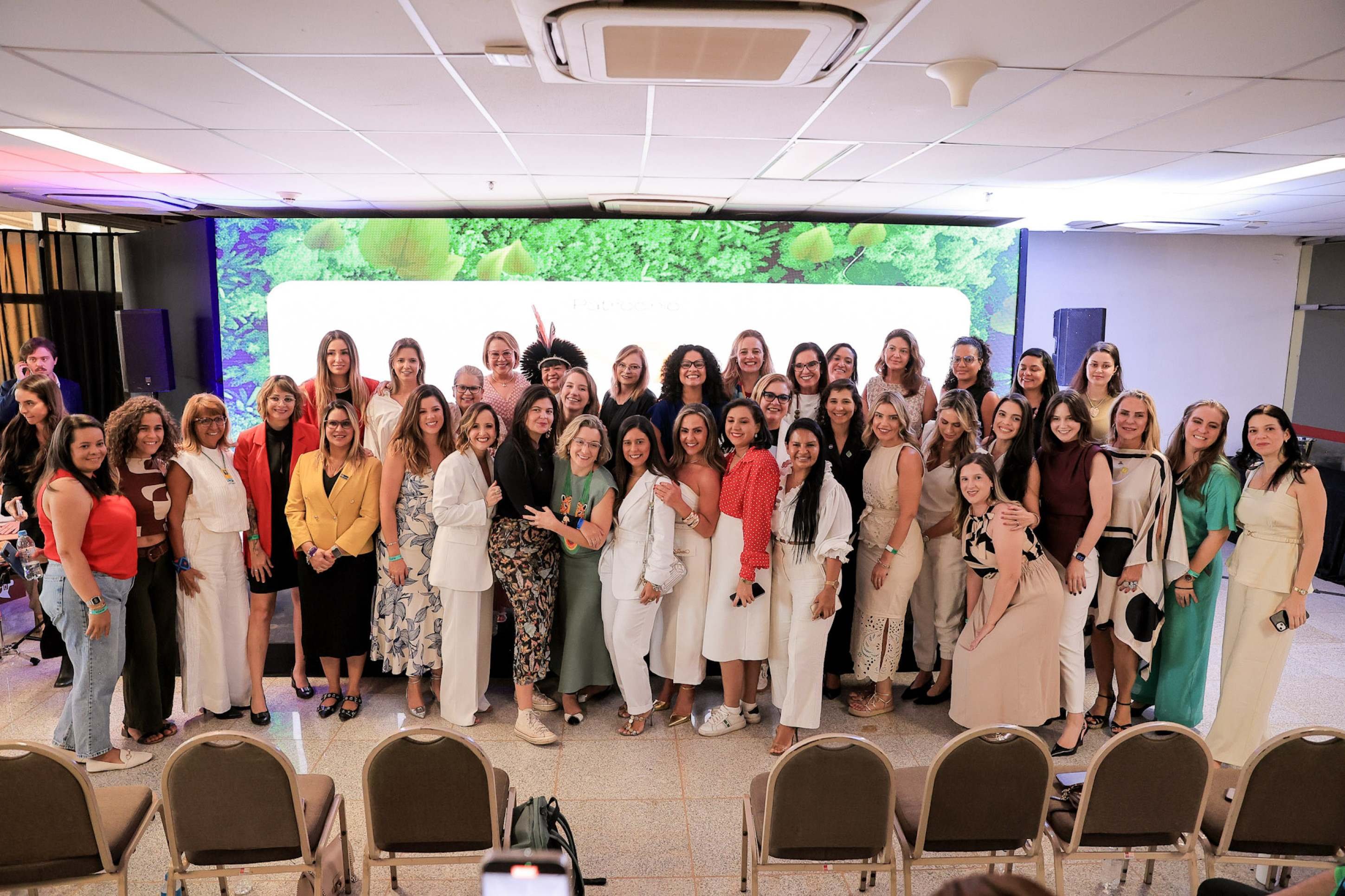 Público acompanha as discussões sobre sustentabilidade e participação feminina no Festival Curicaca, que sedia a Bancada Feminina na COP 30