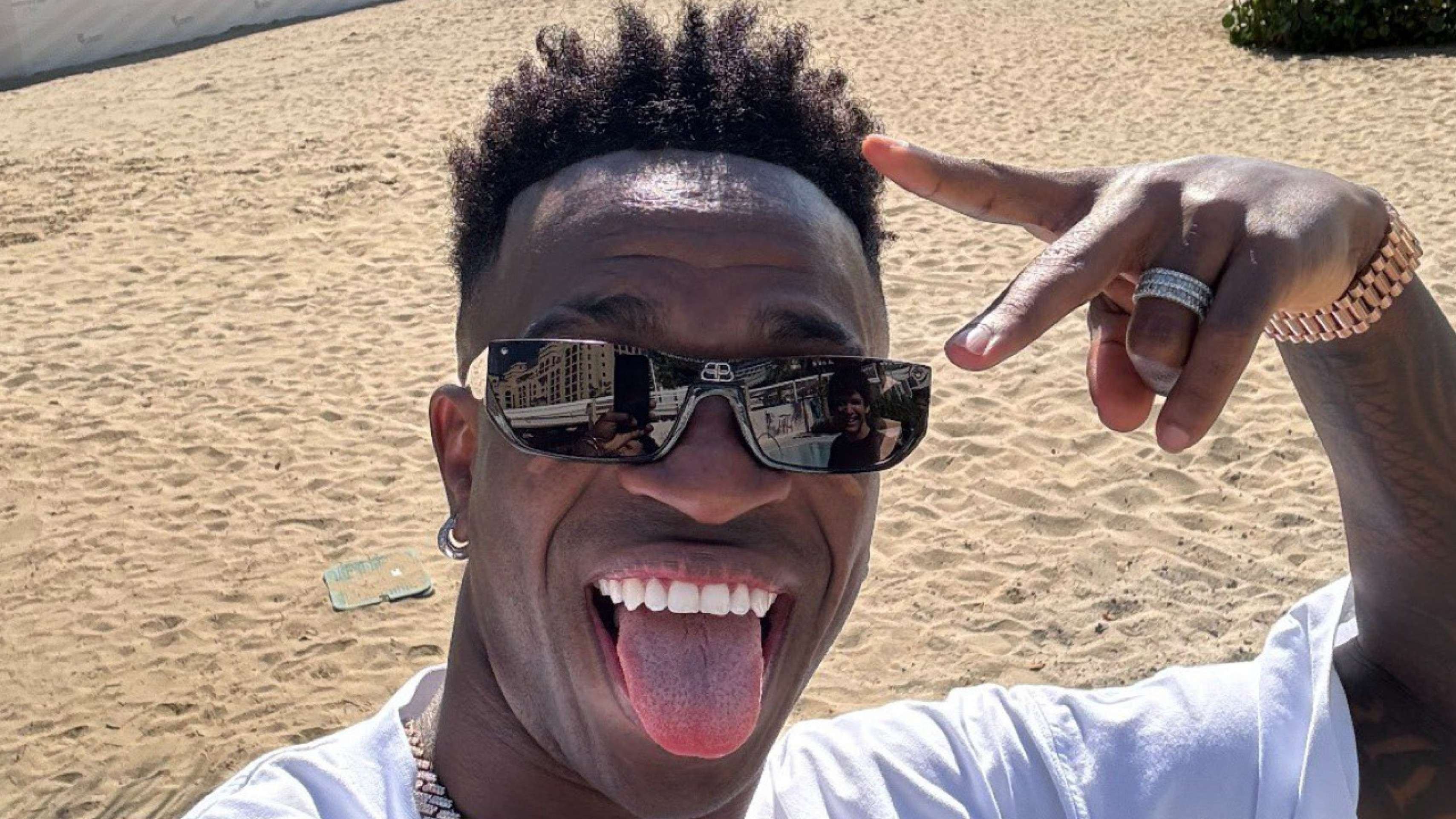 Vini Jr. é exposto por modelo após fotos nu: 'Maníaco'