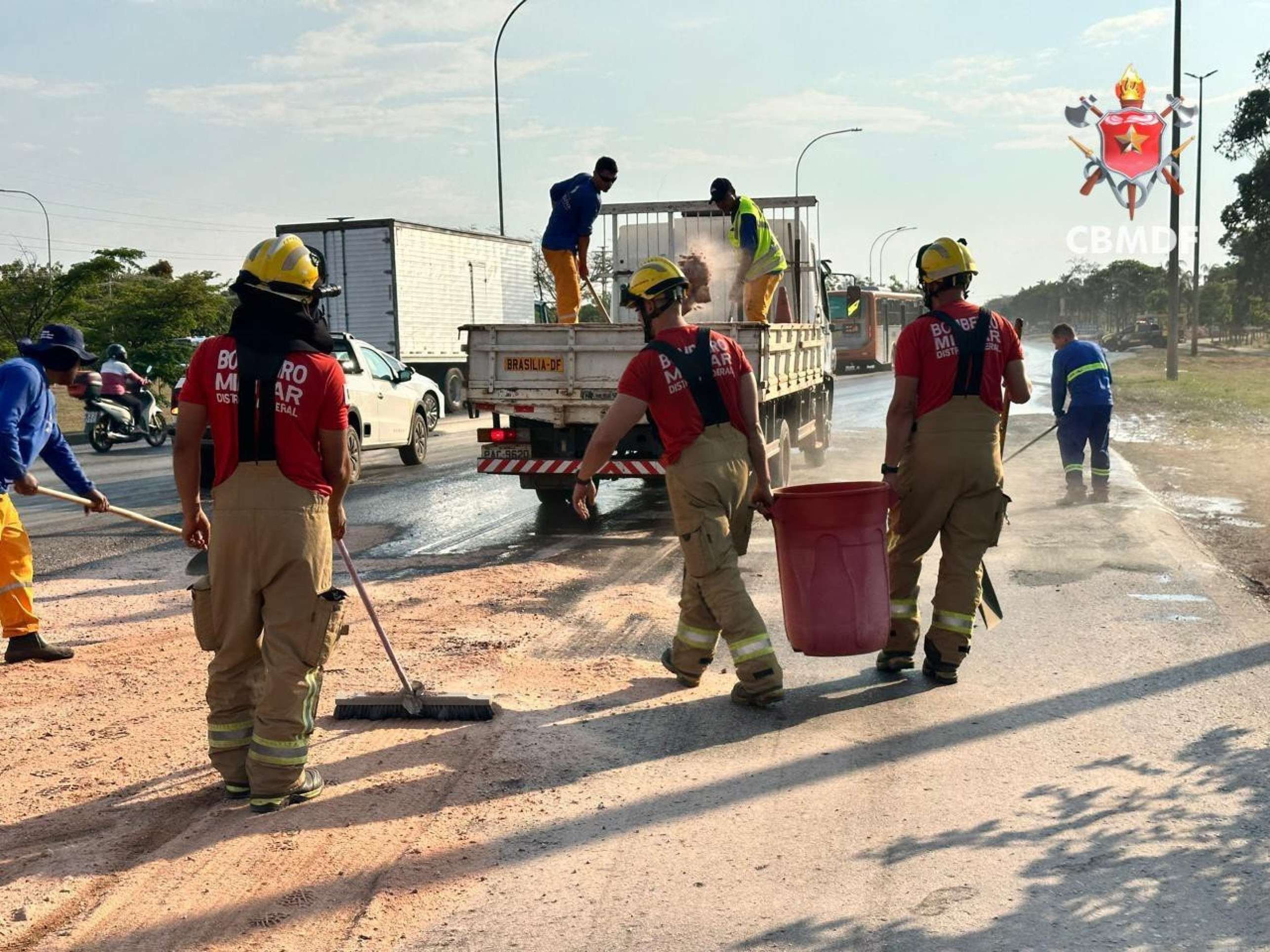 Carreta derrama óleo vegetal na DF-251 e mobiliza Corpo de Bombeiros 