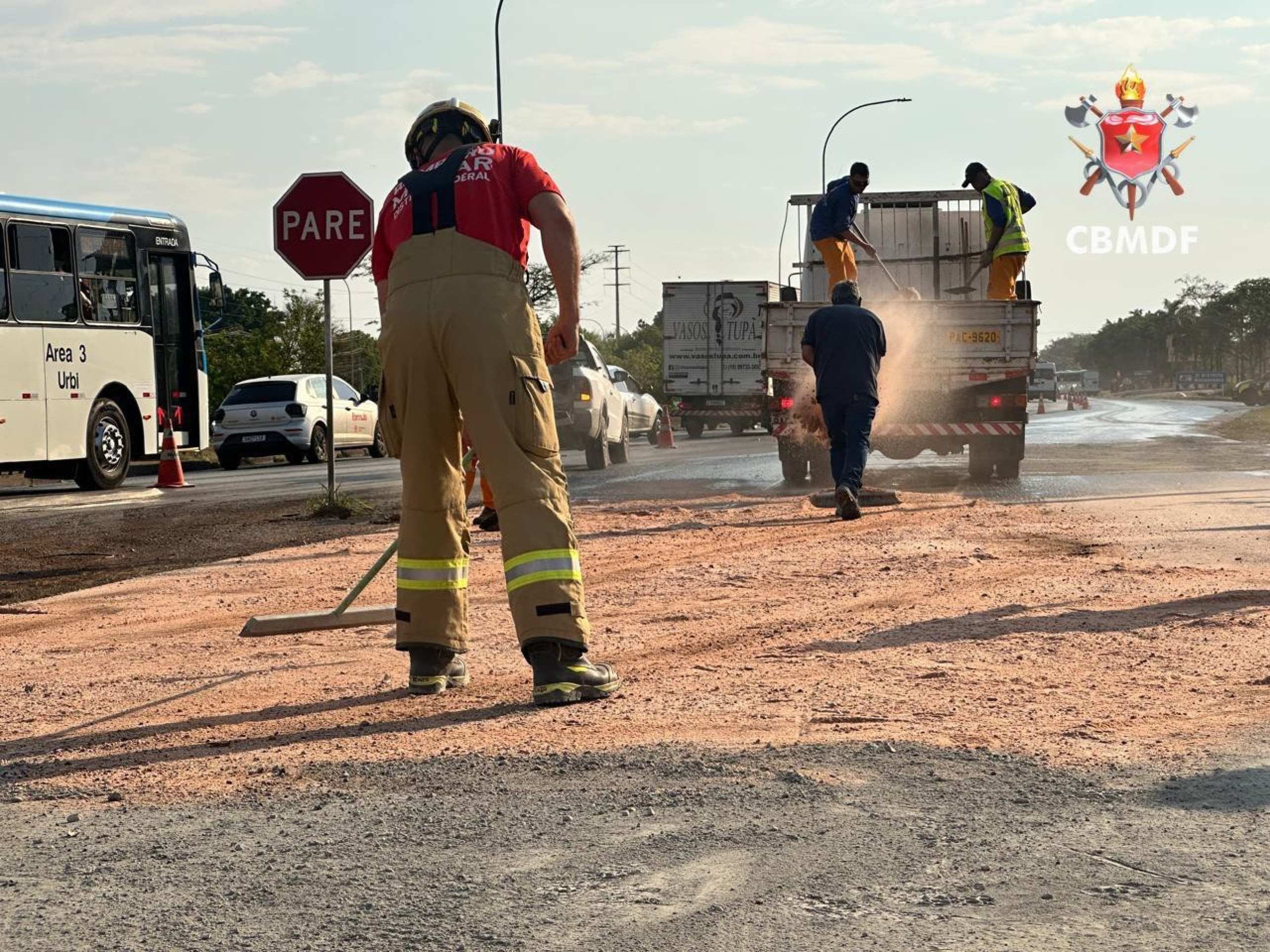 Foram usadas camadas de terra para absorver e reduzir o impacto do derramamento de óleo na via