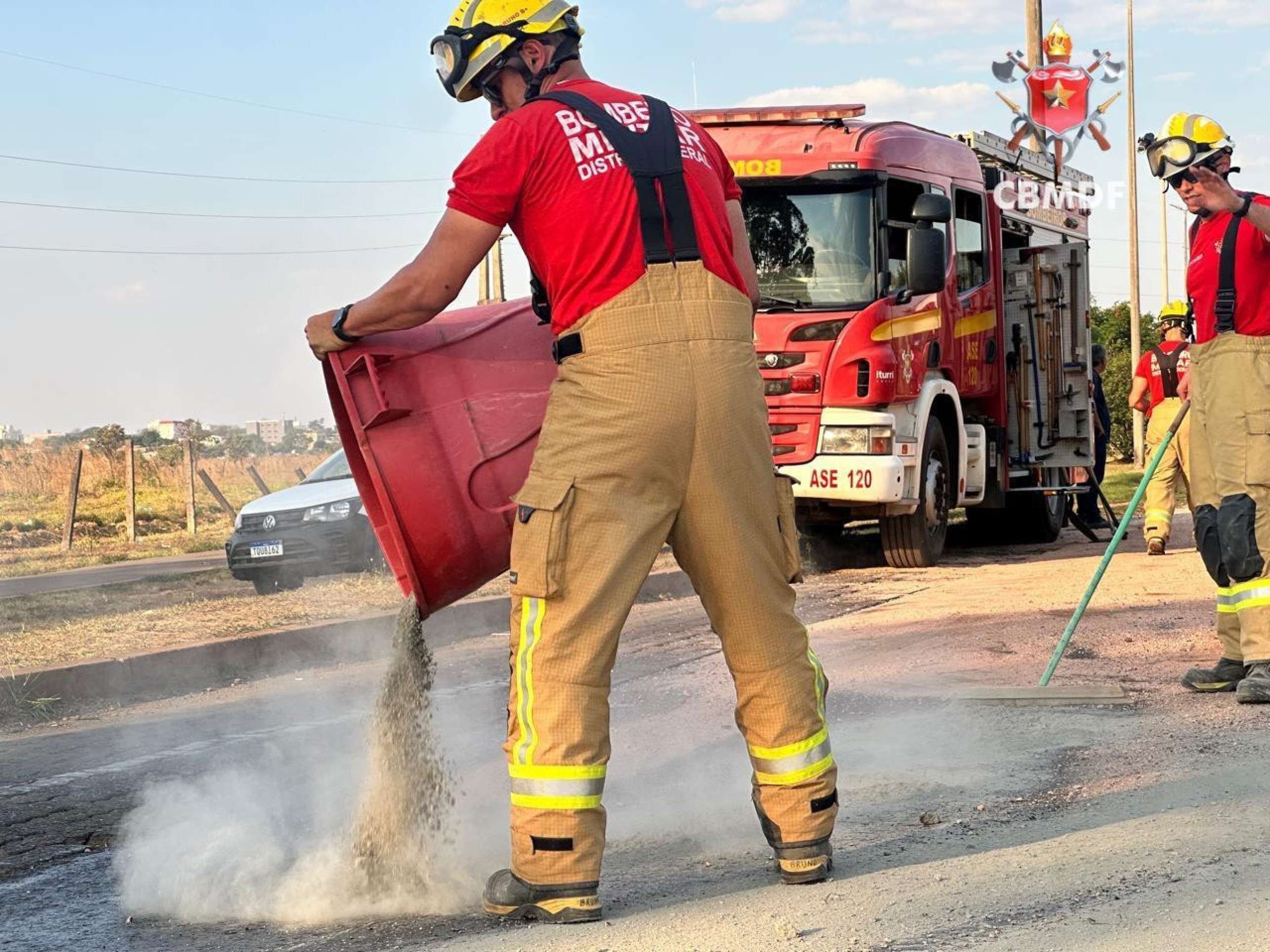 Foram usadas camadas de terra para absorver e reduzir o impacto do derramamento de óleo na via