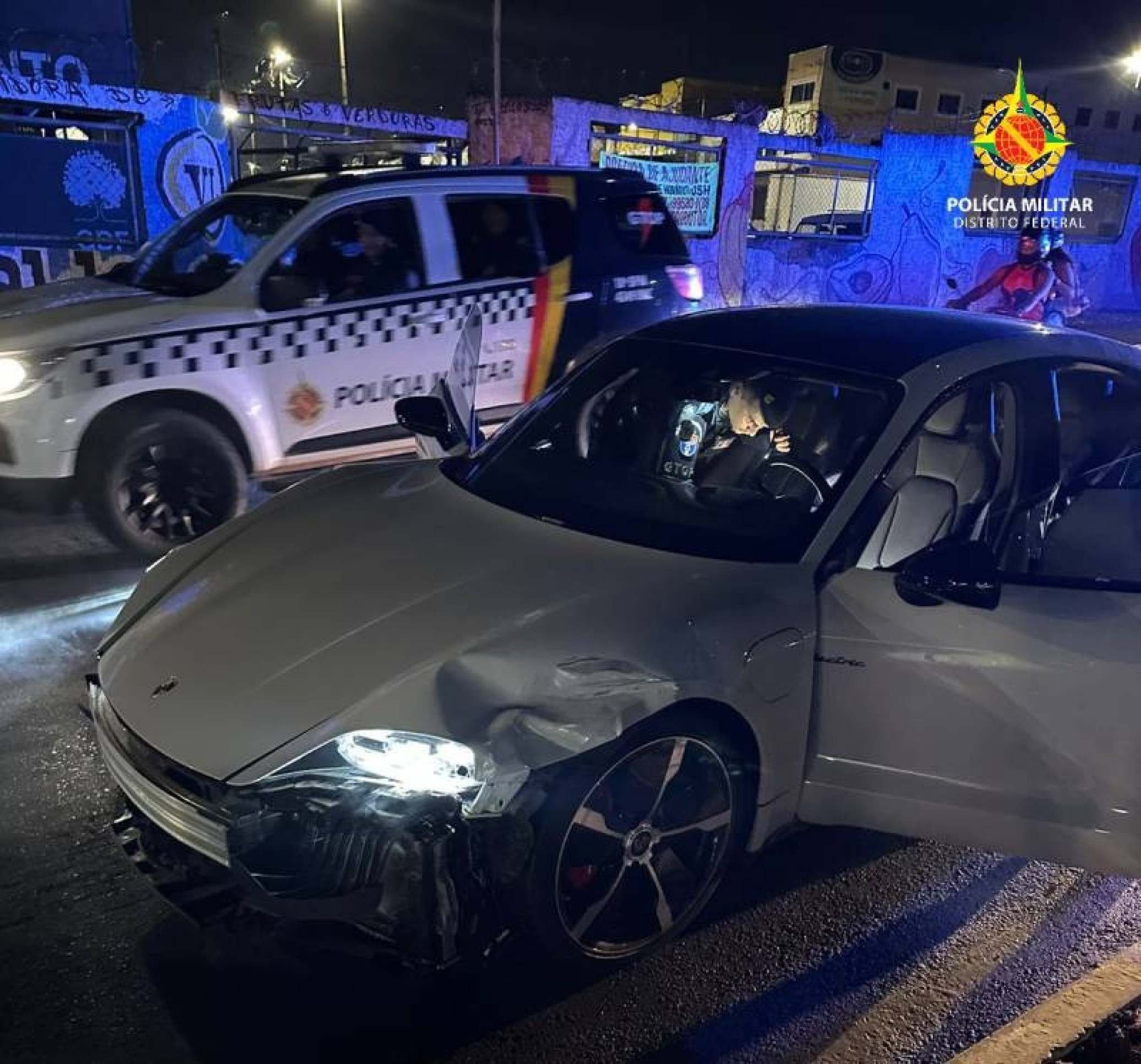 Motorista de Porsche causa acidente e é flagrado com drogas