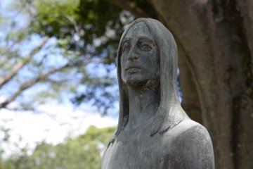 Estátua de John Lennon na Universidade de Brasília, criada por Ivna Duvivier e trazida à capital a pedido de Lúcio Costa, em 1995 - (crédito: Raimundo Sampaio/ENCDF) Estátua de John Lennon na Universidade de Brasília, criada por Ivna Duvivier e trazida à capital a pedido de Lúcio Costa, em 1995 - (crédito: Raimundo Sampaio/ENCDF)