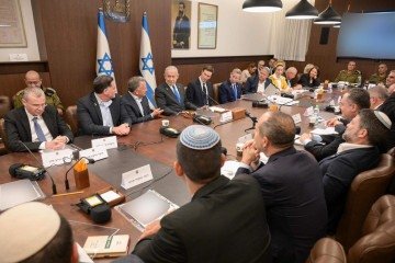 Benjamin Netanyahu (C) com Steve Witkoff (E), enviado dos EUA, durante reunião de gabinete, em Jerusalém 
