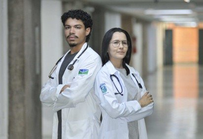 A estudante de medicina Thais Santos é contra a nova prova por aumentar a burocracia e a ansiedade. O colega Samuel Beça é a favor - (crédito: Minervino Junior CB/DA Press) A estudante de medicina Thais Santos é contra a nova prova por aumentar a burocracia e a ansiedade. O colega Samuel Beça é a favor - (crédito: Minervino Junior CB/DA Press)